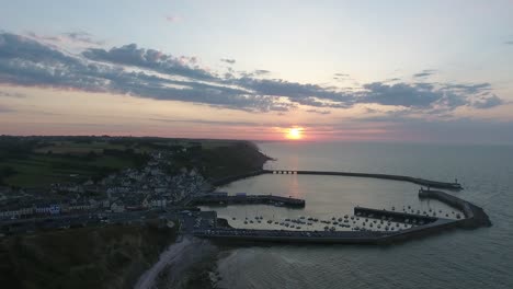 Vista-De-Drones-Del-Puerto-En-Bessin-huppain-Durante-La-Puesta-De-Sol.-Norte-De-Francia.